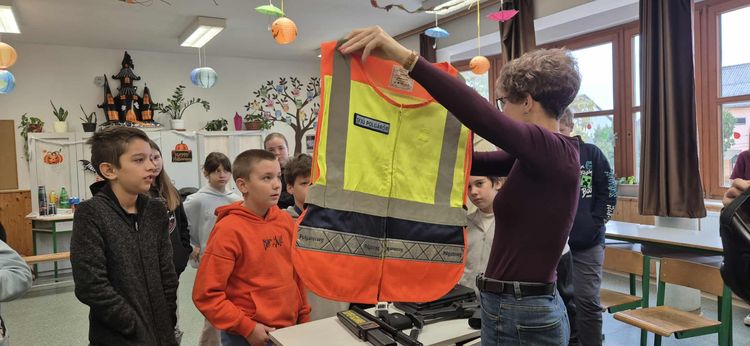 Általános iskolákba hívnak minket